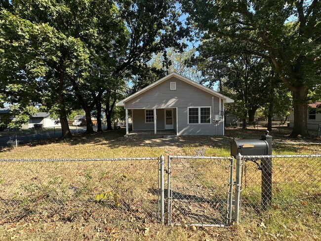 Building Photo - 402 Hart Ave