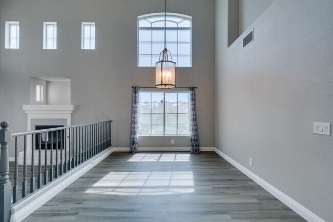 Building Photo - BEAUTIFUL POOL HOME W/RV