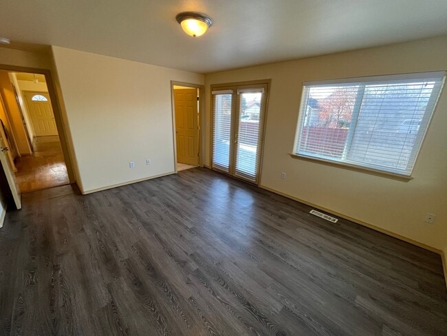 Building Photo - 3 Bed/2 Bath Single Level Home in NE Bend - Fully Fenced Backyard