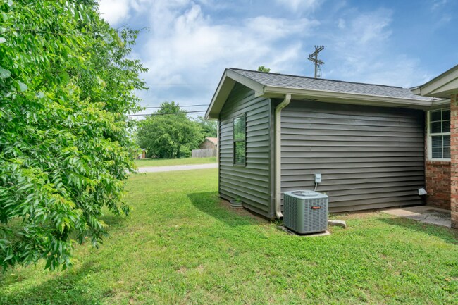 Building Photo - 100 Old Trail Ct