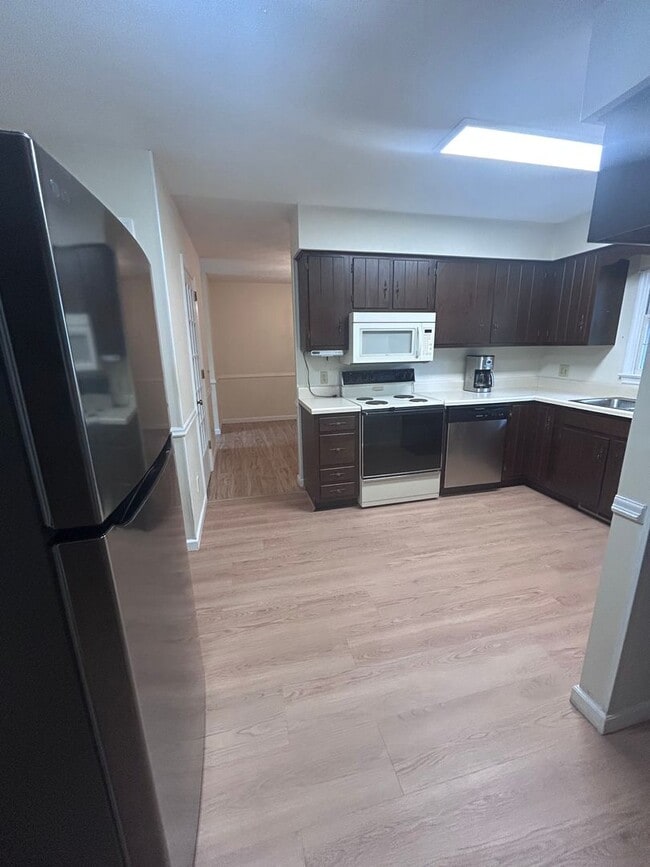 Building Photo - Spacious 3 Bedroom Home Close to JMU, EMU & Downtown Harrisonburg!