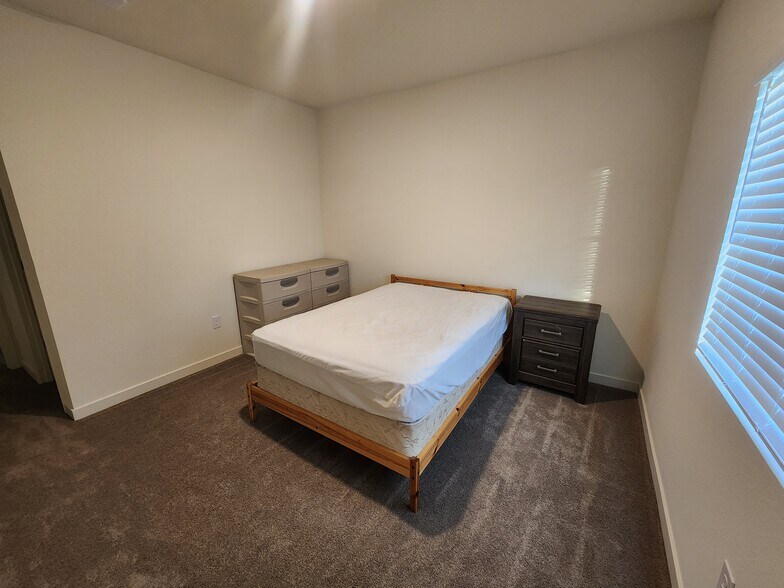 Building Photo - 1008 Maple Way