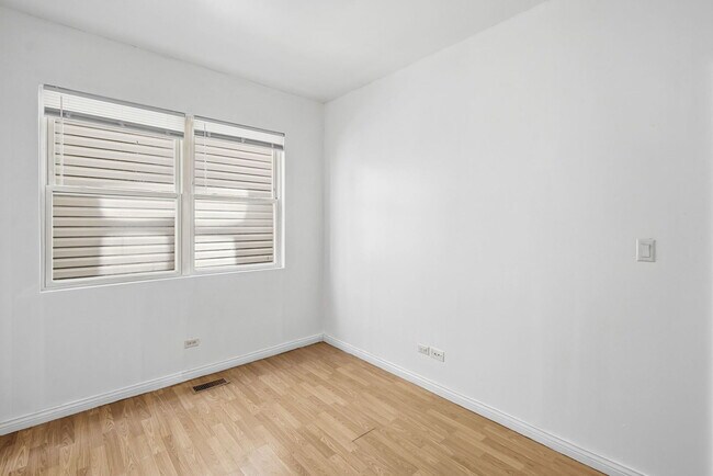 Building Photo - 1342 E 73rd St
