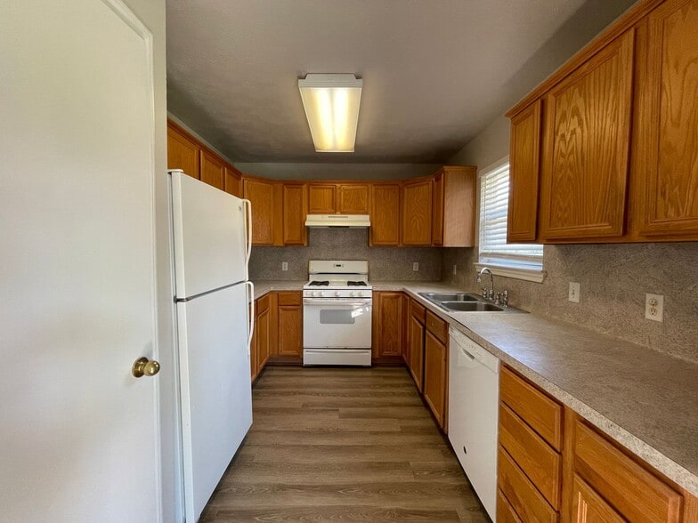 Building Photo - Updated 4 Bed, 3 Bath Home for Fall 2026 Move In!