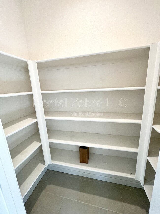 Building Photo - 482 Glendon Pl