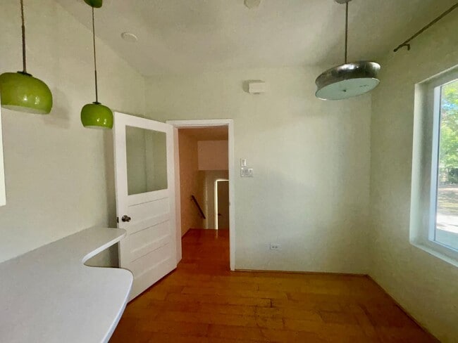 Building Photo - Hemphill Park Gem! 4 Bed/2.5 Bath - Availa...