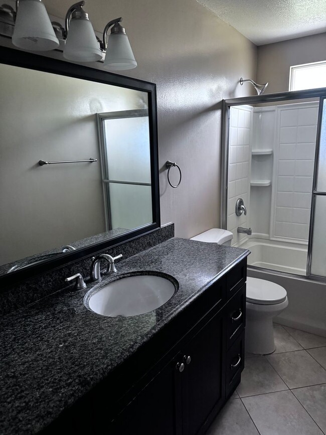Building Photo - Beautiful 4 bed 2 baths house in a great a...