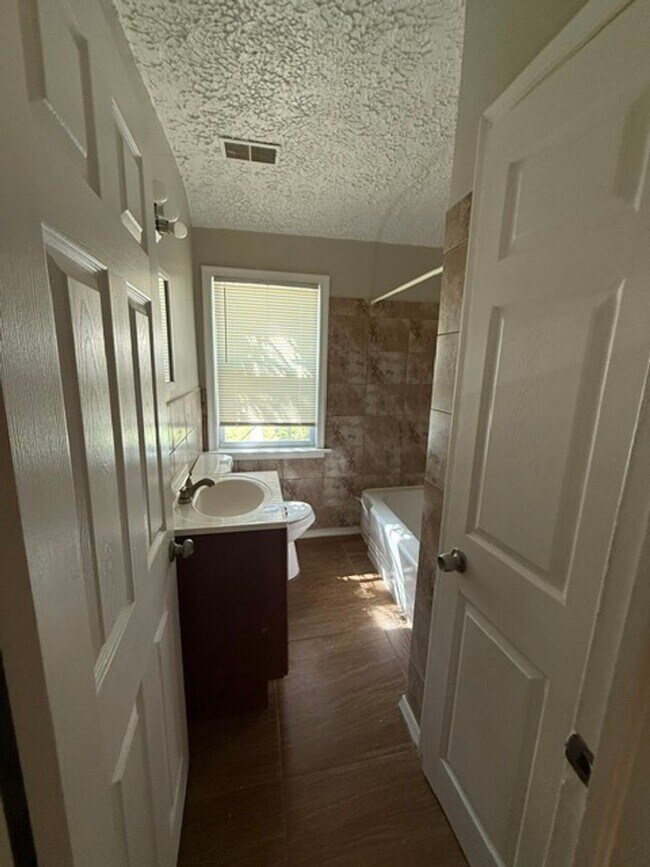 Building Photo - Spacious Home for Rent! W/D! Partially Finished Basement! Available Now!