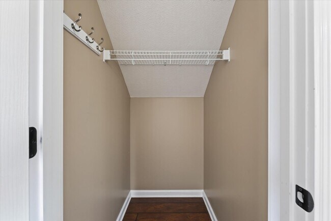 Building Photo - 566 Falkland Cir