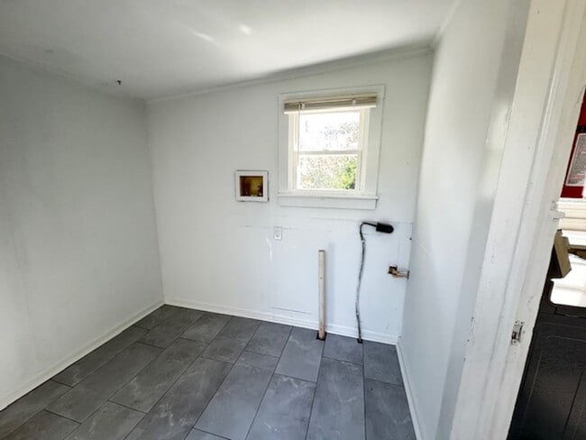 Building Photo - 505 E 5th St