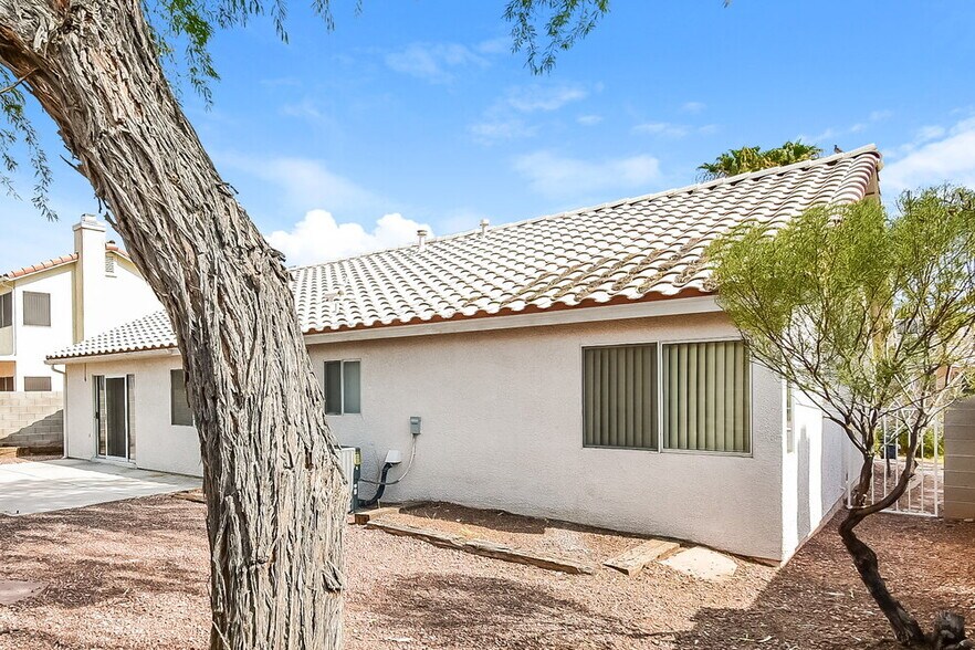 Building Photo - 1707 Black Hills Way