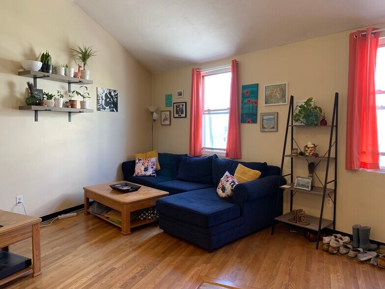 Primary Photo - 17 Leeds St