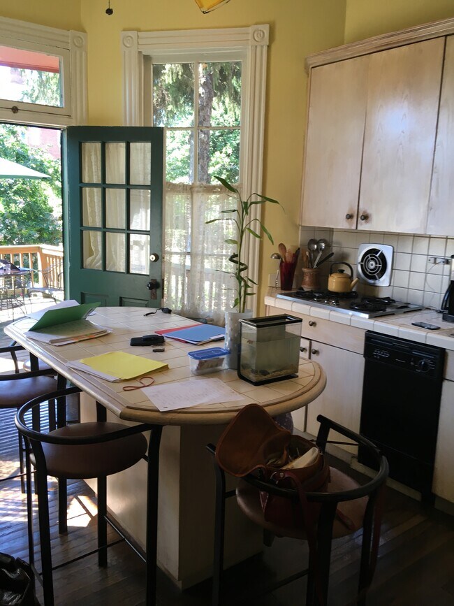 Shared fully equipped kitchen - 2712 Saint Paul St
