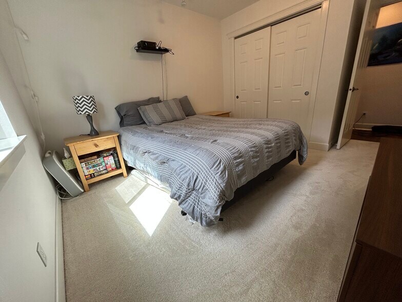 Building Photo - 21365 Oakview Dr