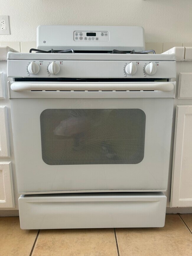 Stove - 45408 17th St E
