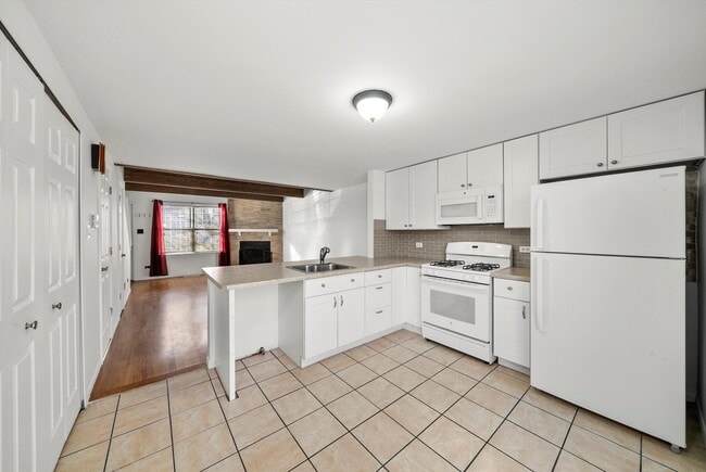 Building Photo - 430 Normandie Ln