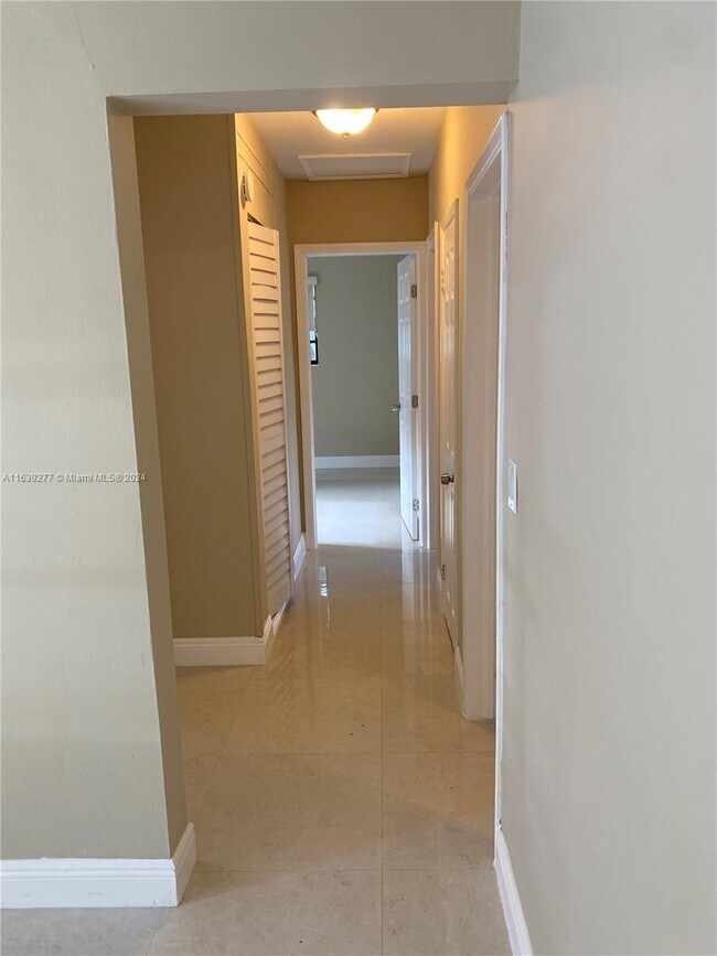 Building Photo - 13824 NE Miami Ct