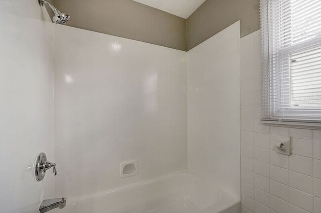 Building Photo - 731 W Greenwood St