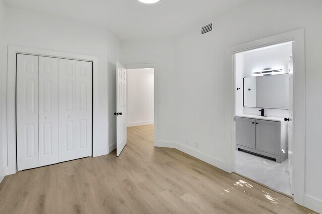 Building Photo - 7884 Seville Pl