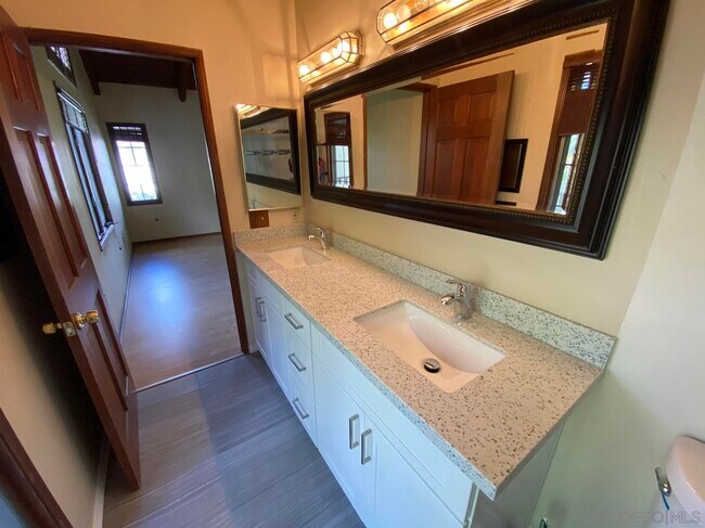 Building Photo - 8642 Villa La Jolla Dr