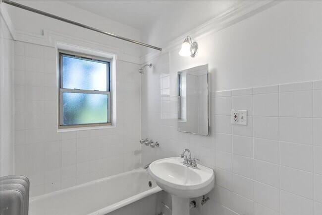 Building Photo - Large Studio in Andersonville