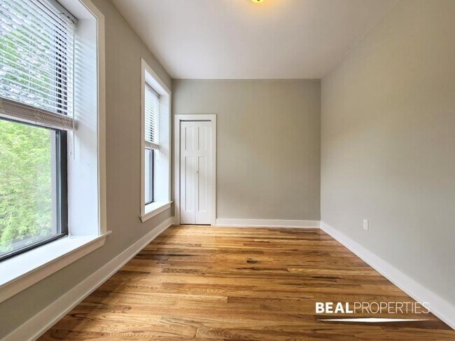 Building Photo - 3 bedroom in CHICAGO IL 60657
