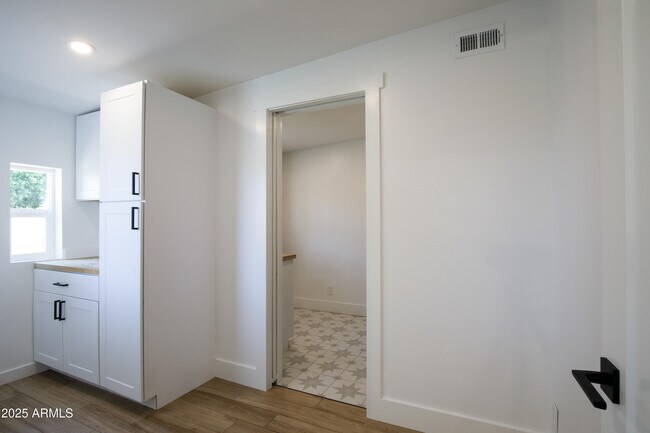 Building Photo - 1028 E Manzanita Dr