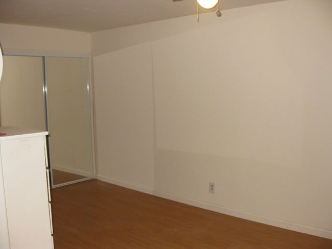 Building Photo - Available Now! Small Studio House
