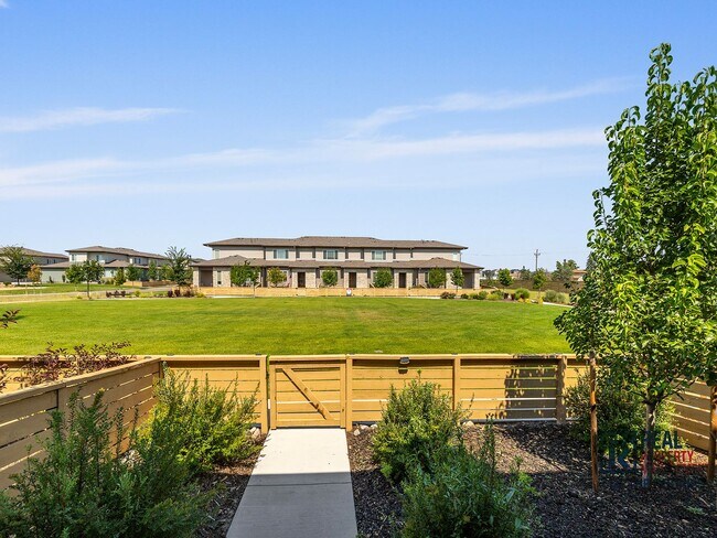 Building Photo - Stunning 3 Bed 2.5 Bath Townhome in Timnath, CO!