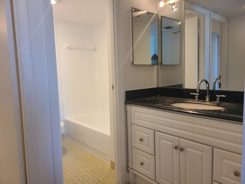 Building Photo - 20335 W Country Club Dr