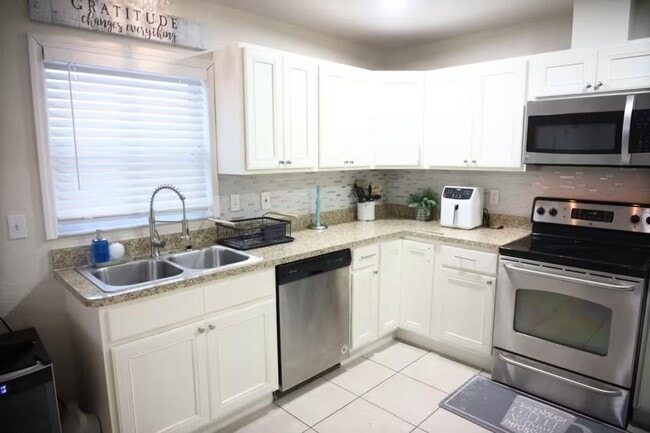 Building Photo - 826 N Lincoln Ave