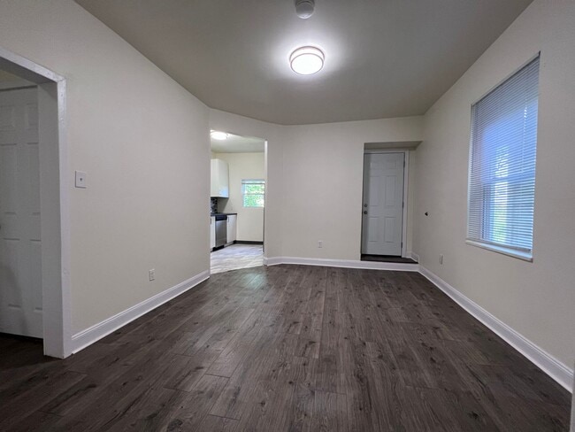 Building Photo - Updated 4BR 1.5 bath home with rear parking!