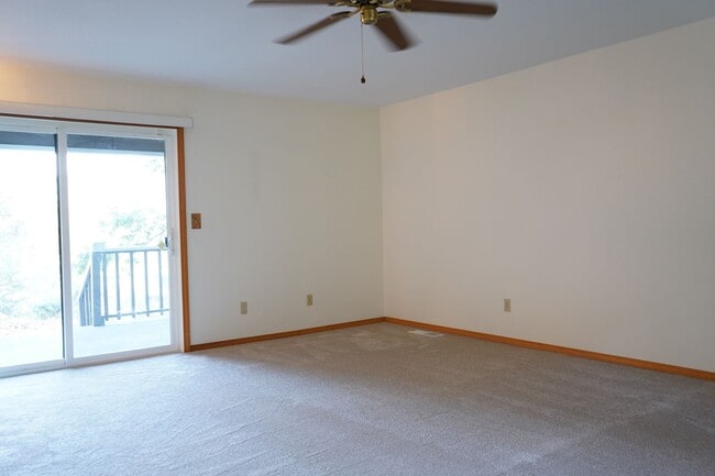 Building Photo - 3 bed 2 bath Single Family Home for Rent in Grants Pass