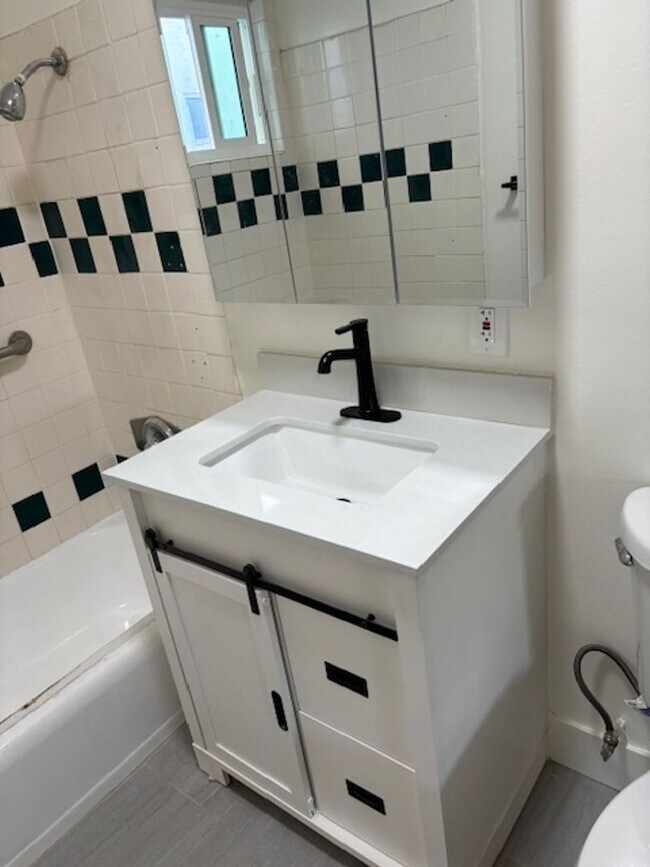 Building Photo - Renovated Studio Apartment for Lease in Va...