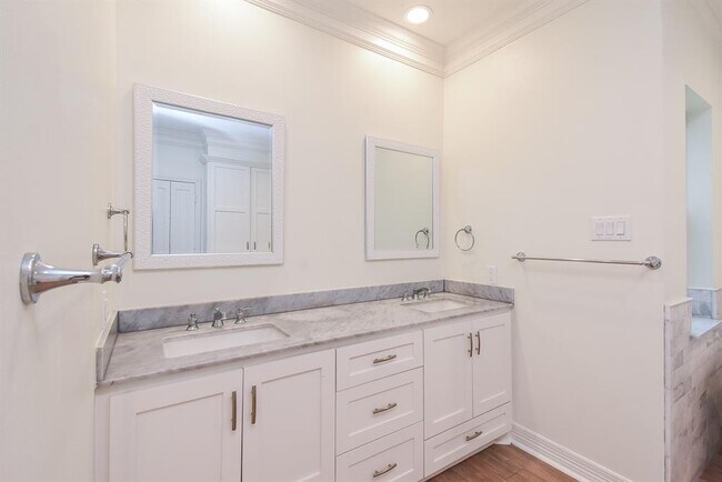 Building Photo - 807 Herdsman Dr