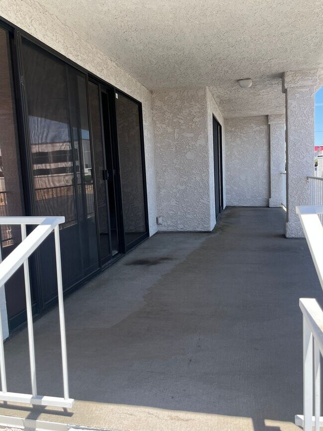 Building Photo - 3 Bed, 2 Bath in Gated Community with Lake...