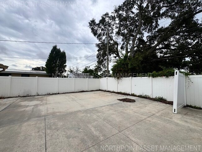 Building Photo - 2 Spacious Bedrooms and 2 Modern Bathrooms...