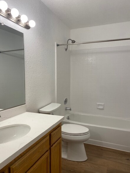 Building Photo - 1808 Woodlake Dr