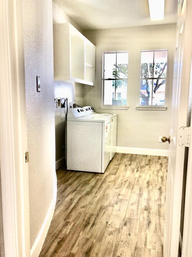 Building Photo - 5711 Silver Bay Ct