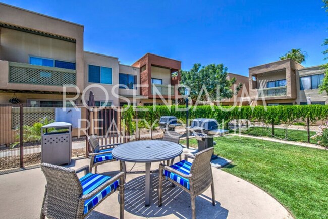 Building Photo - Beautiful 2-beds, 2-baths ground-level cor...