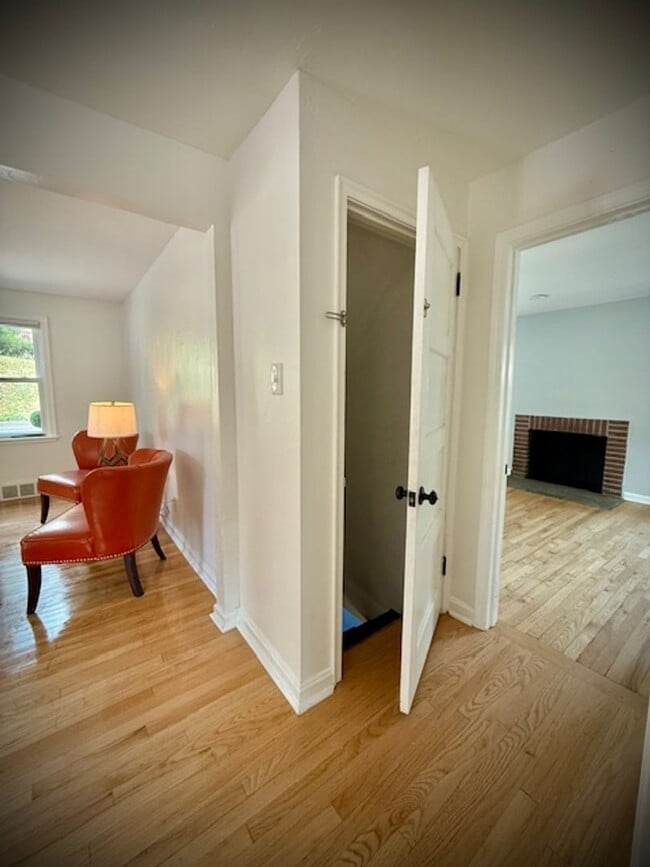 Building Photo - Updated, spacious 1 bedroom 1 bath located...
