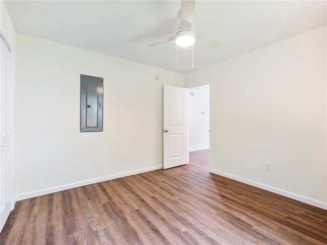 Building Photo - 8083 Beachwood Dr
