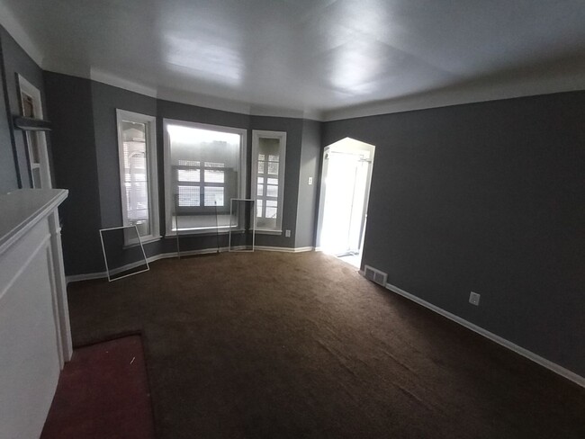 Building Photo - 3 bedroom 1 bath bungalow now available! -...