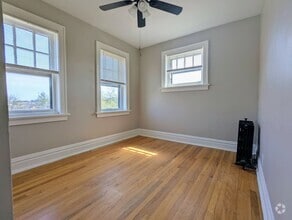 Building Photo - Move-In Special! Freshly Updated Southampt...