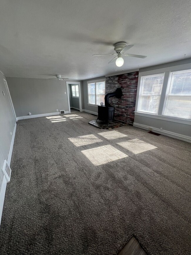 Building Photo - Spacious-Charming-Two Plus Bedrooms-Sunny Windows-Fenced Yard-Pet Family Members Welcome!