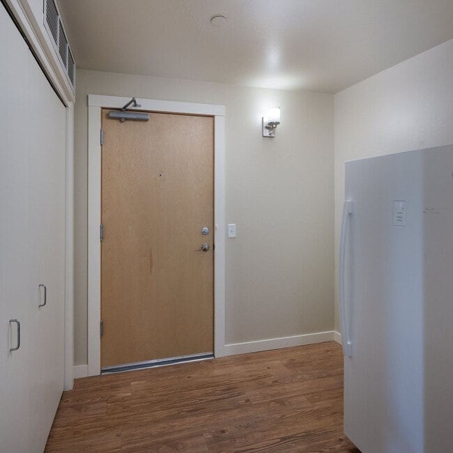 Building Photo - 210 S. Cottonwood, Unit 208