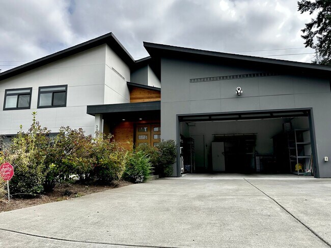 Building Photo - 6 BR / 4 BA – 4,100 SQ FT with Patio, Full...