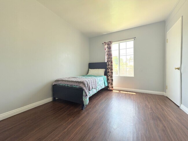 Building Photo - 4-Bedroom Home with Expansive Backyard in ...