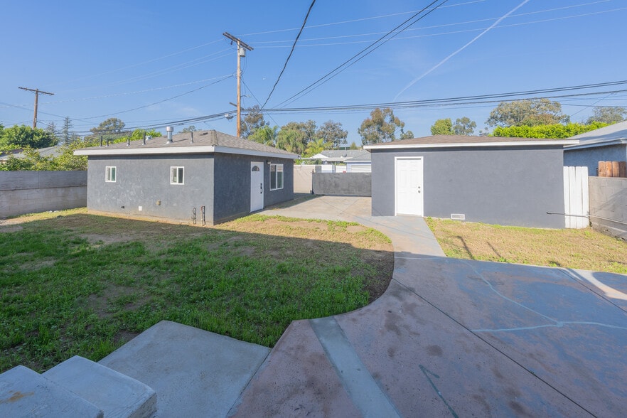 Building Photo - 14947 Chatsworth St