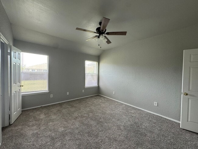 Building Photo - Remodeled 3 Bedroom Plus Bonus Room - Comi...